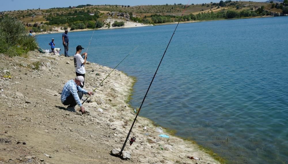 Kafesler patladı, haberi alan oltasını kaptı