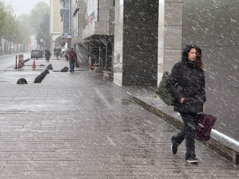 Kent merkezinde lapa lapa kar: "Sabah güneş vardı, artık kar yağıyor" 76 2M9WYAretk