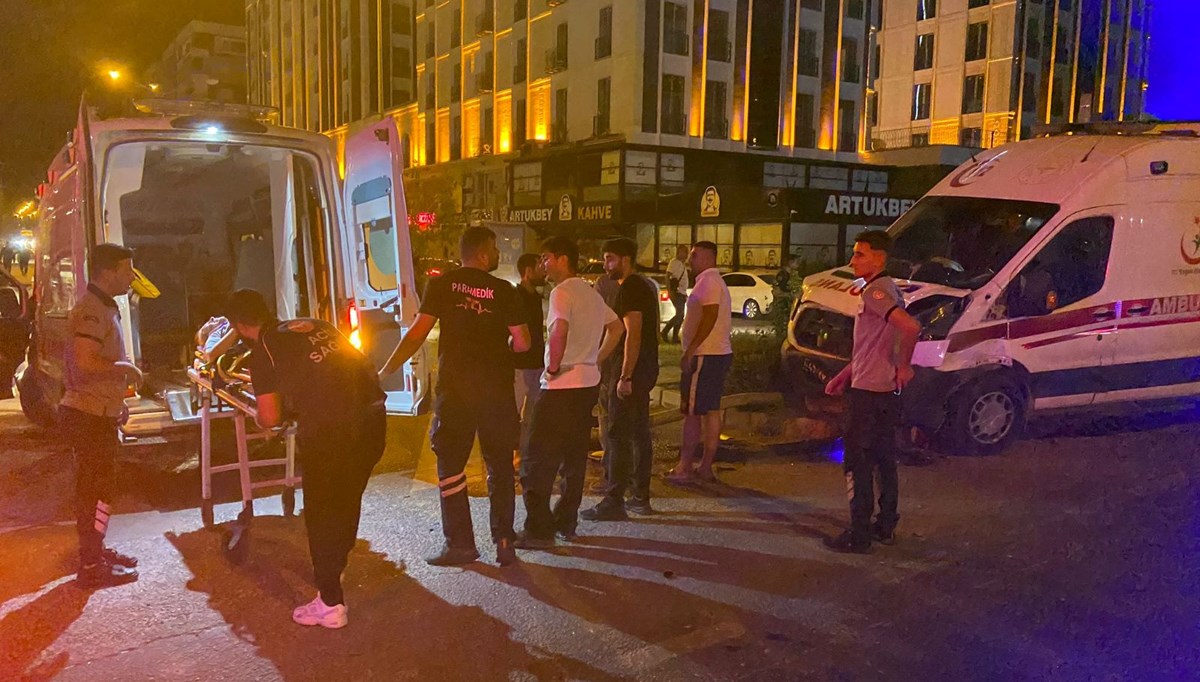 Mardin'de ambulans ile otomobil çarpıştı: 6 yaralı