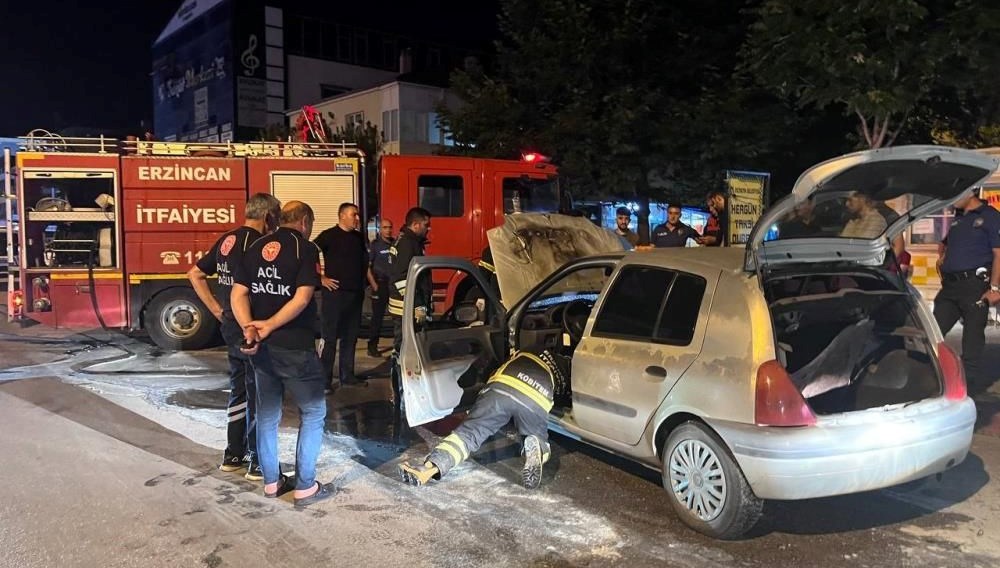 Park halindeki araç alev alev yandı