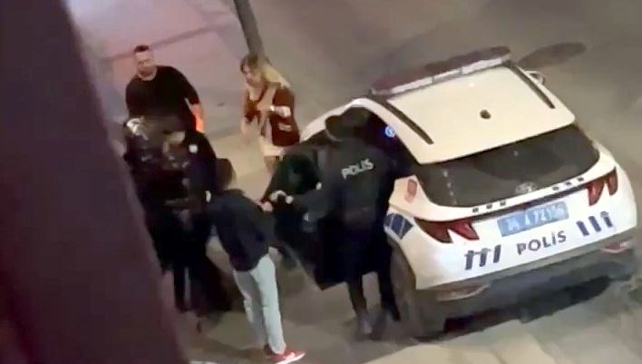 Düğün salonunda kavga sokağa taştı