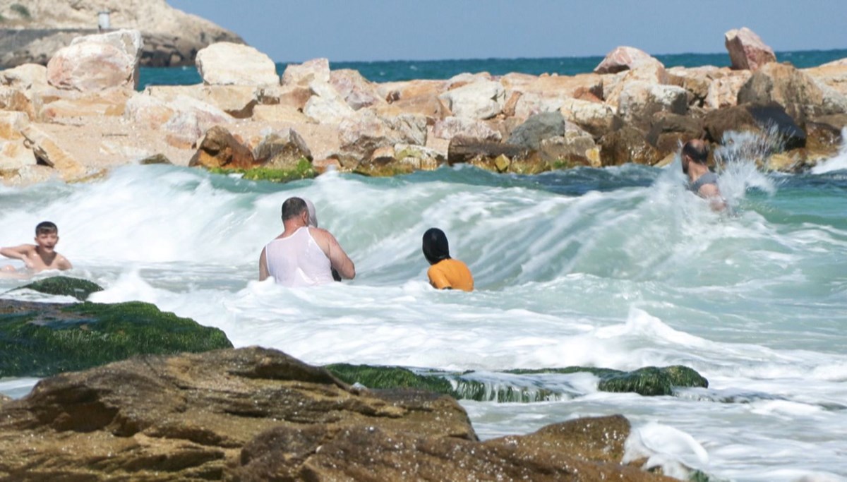 Arnavutköy’de yasağa rağmen denize girdiler