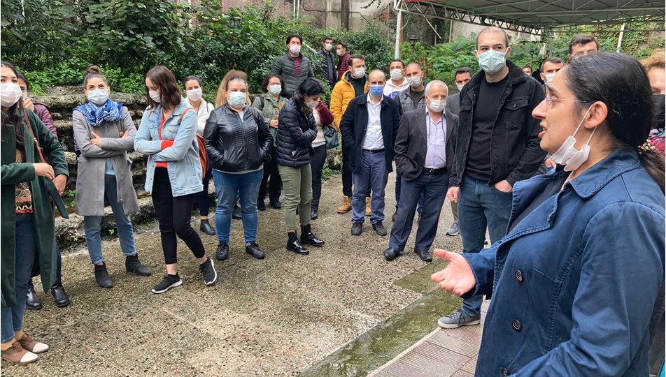 Vergi dairesinde panik: Deprem sanıp bahçeye çıktılar