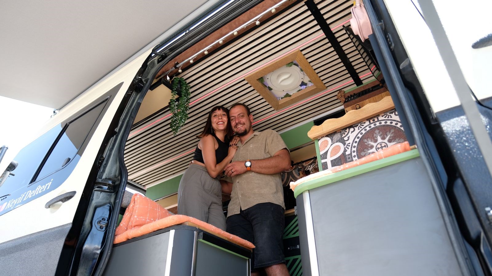 Ailelerinin ilk etapta bu fikre karşı çıktığını söyleyen Büşra Türkoğlu, “En büyük temelimiz düğünde takılan altınlarımız olmuştu. İlk karavanımızı düğünde takılan altınlarla yapıp gezmeye, Türkiye turuna çıktık. Ege, Akdeniz, Karadeniz birçok bölgeleri gezdik. Normalde evlenmeden önce ben de karavanlara çok meraklıydım. Bir insanın kendi başına karavan yapabileceğini hiç tahmin bile edemezdim. Karavanda gezerken tek kaygımız suyumuz bitecek mi? Bu güzelliği de susuzluktan dolayı bırakmak zorunda kalacak mıyız? Bunlar oldu. En büyük kaygımız bu. Ailemiz en başta karşı çıktı. Çünkü evlenen insan ne yapması gerekiyor? İşte altınlarıyla mal alması gerekiyor, çocuk yapması gerekiyor. Biz aslında ailelerimize karşı bir başkaldırış sergiledik. Birazcık standart evladın dışına çıktık. Onun haricinde alıştılar. Gayet mutlular ve takdir ediyorlar” ifadelerini kullandı.