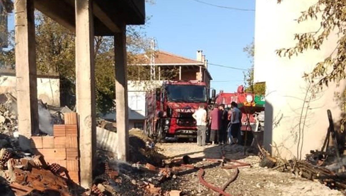 Cide'de iki katlı ev yandı Cide'de iki katlı ev yandı