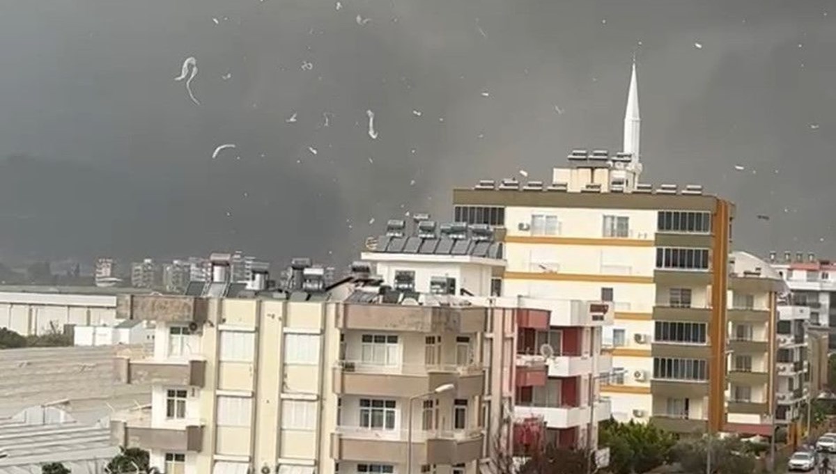 Antalya'da hortum böyle geldi | Cadde ve yollar göle döndü