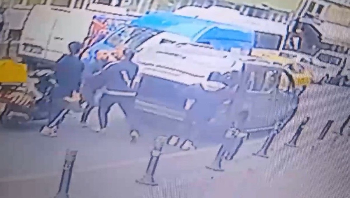 İstanbul'da meydan dayağı kamerada: Bıçak çekince dayak yedi İstanbul'da meydan dayağı kamerada: Bıçak çekince dayak yedi