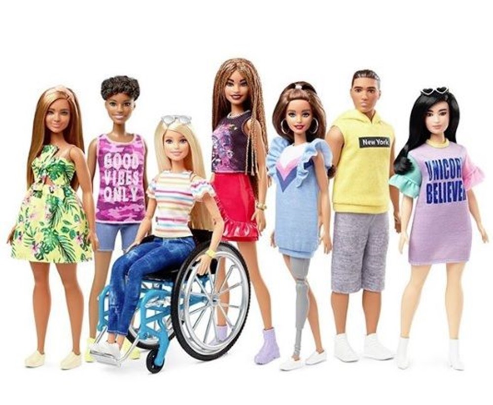 Barbie’den tekerlekli sandalyeli ve protezli bebek Barbie’den tekerlekli sandalyeli ve protezli bebek