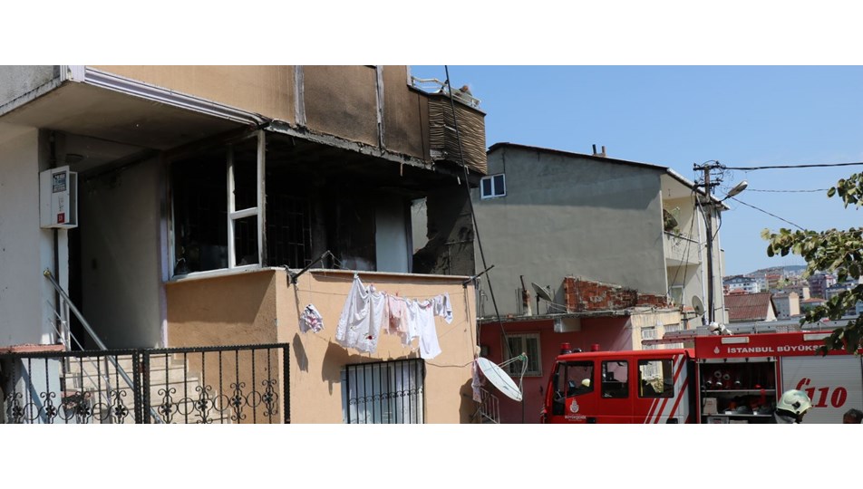 Tuzla'da 4 katlı binada yangın paniği