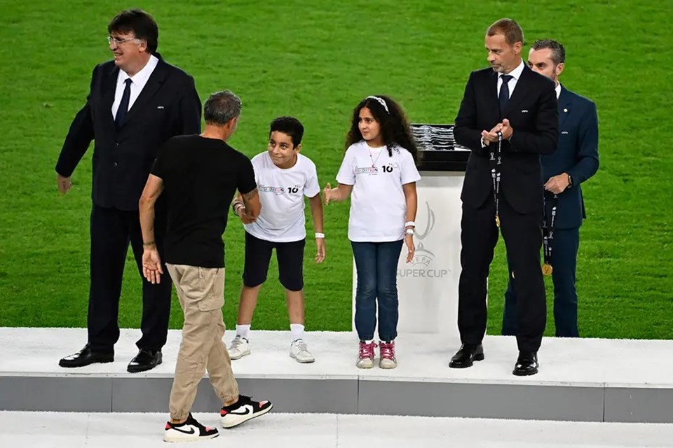 UEFA'dan tartışmalı pankarta açıklama: "Siyasi değil insanlık mesajı" - 2