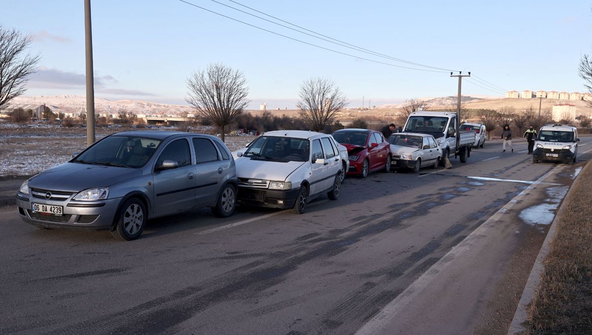 Sivas'ta 10 aracın karıştığı zincirleme trafik kazasında 1 kişi yaralandı