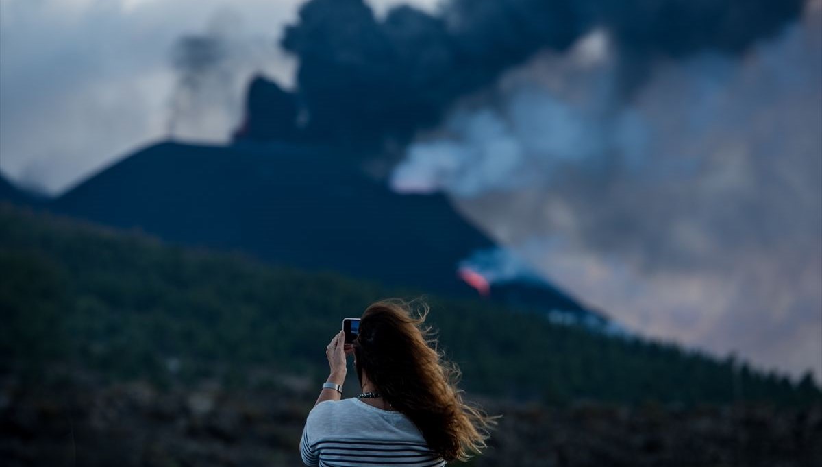 La Palma Adası'nda volkandan çıkan lavlar 33 günde 2 bin 185 binayı kül etti