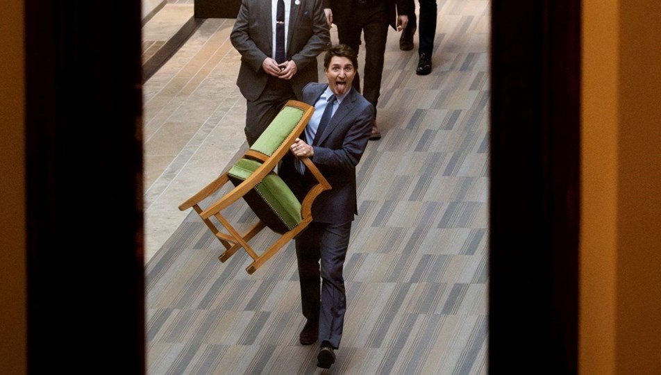 Trudeau sandalyesini de alıp gitti: "Halktan son kez çaldı"