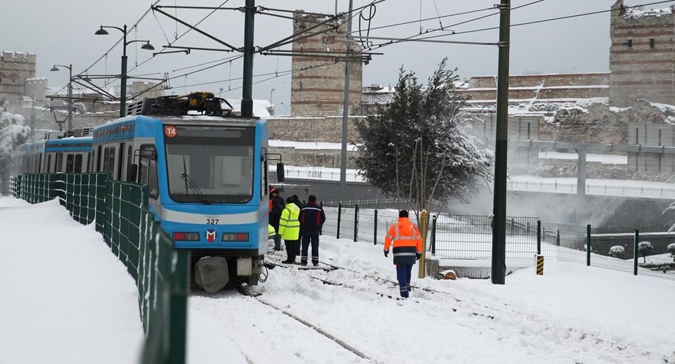 İstanbul'da tramvay kar nedeniyle raydan çıktı - 2