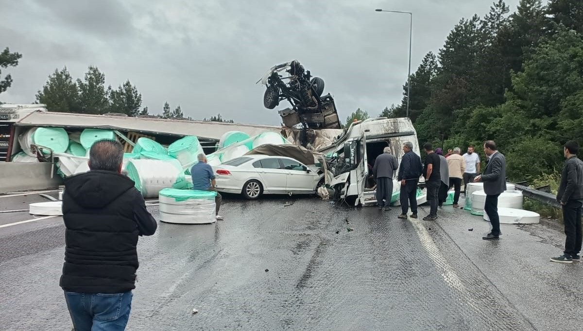 Adana'da 7 araç birbirine girdi: 2'i ağır 6 yaralı
