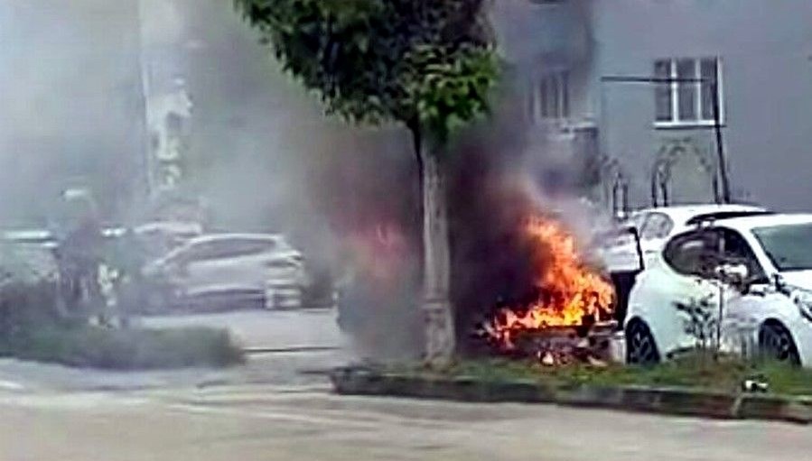 Bursa’da seyir halindeki otomobil alev aldı