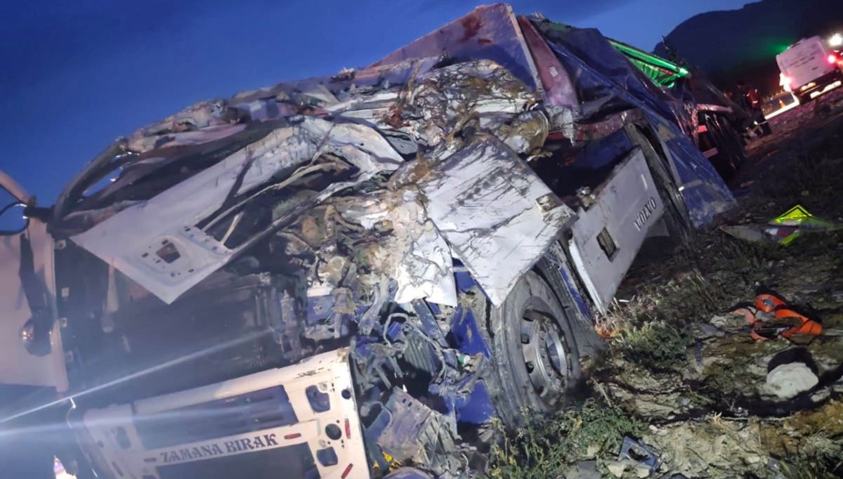 TIR devrildi, sürücü hayatını kaybetti