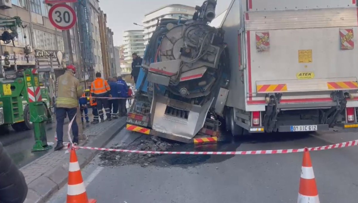 Güngören'da iki kamyon çöken yoldaki çukura düştü