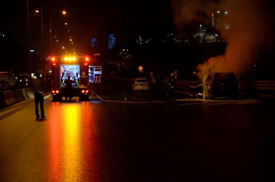 Kadıköy'de seyir halindeki otomobil alev aldı - 1