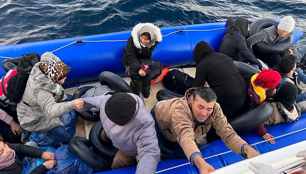 Çanakkale'de 47 kaçak göçmen kurtarıldı Çanakkale'de 47 kaçak göçmen kurtarıldı