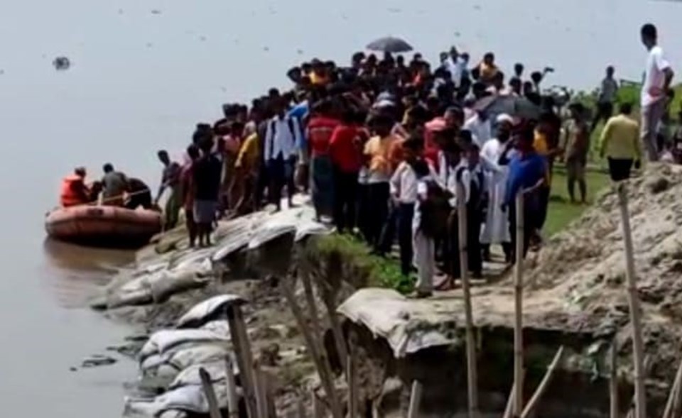 Hindistan'da bir yolcu vapurunun batması sonucu çok sayıda kişi kayboldu - 1