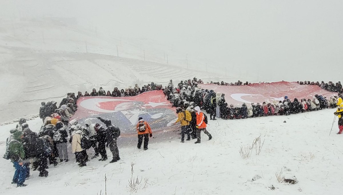 Cumhuriyet Bayramı kutlamasında tipiye yakalandılar: Kar altında Cumhuriyet coşkusu