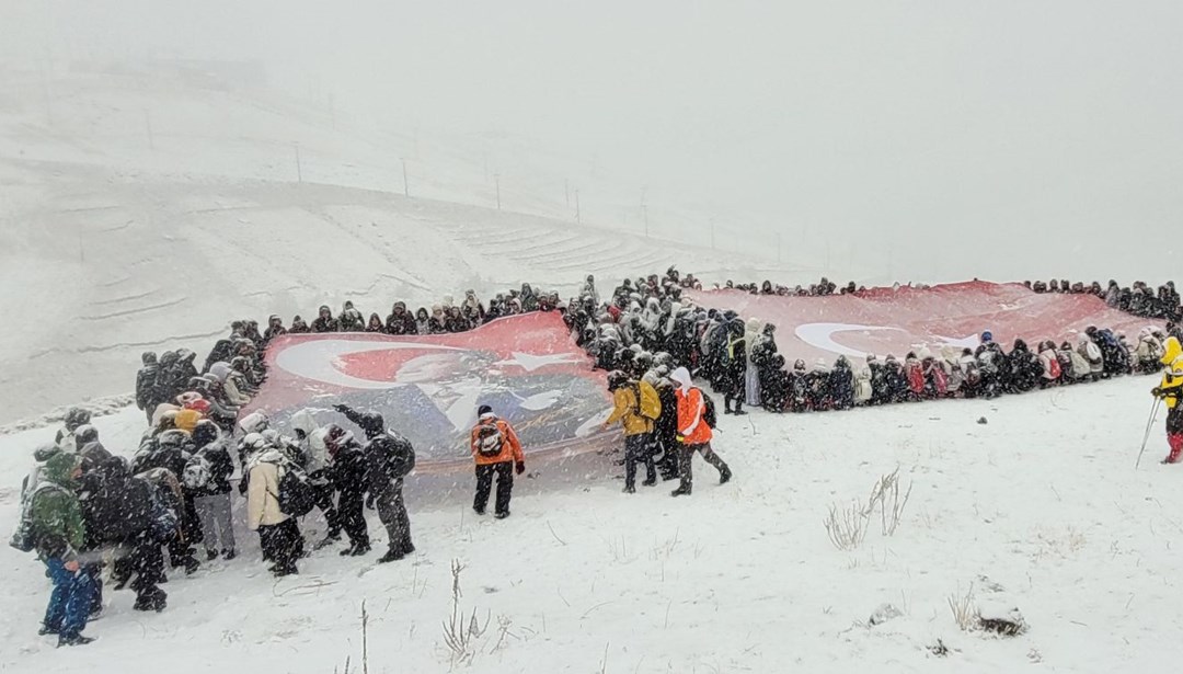 Cumhuriyet Bayramı kutlamasında tipiye yakalandılar: Kar altında Cumhuriyet coşkusu