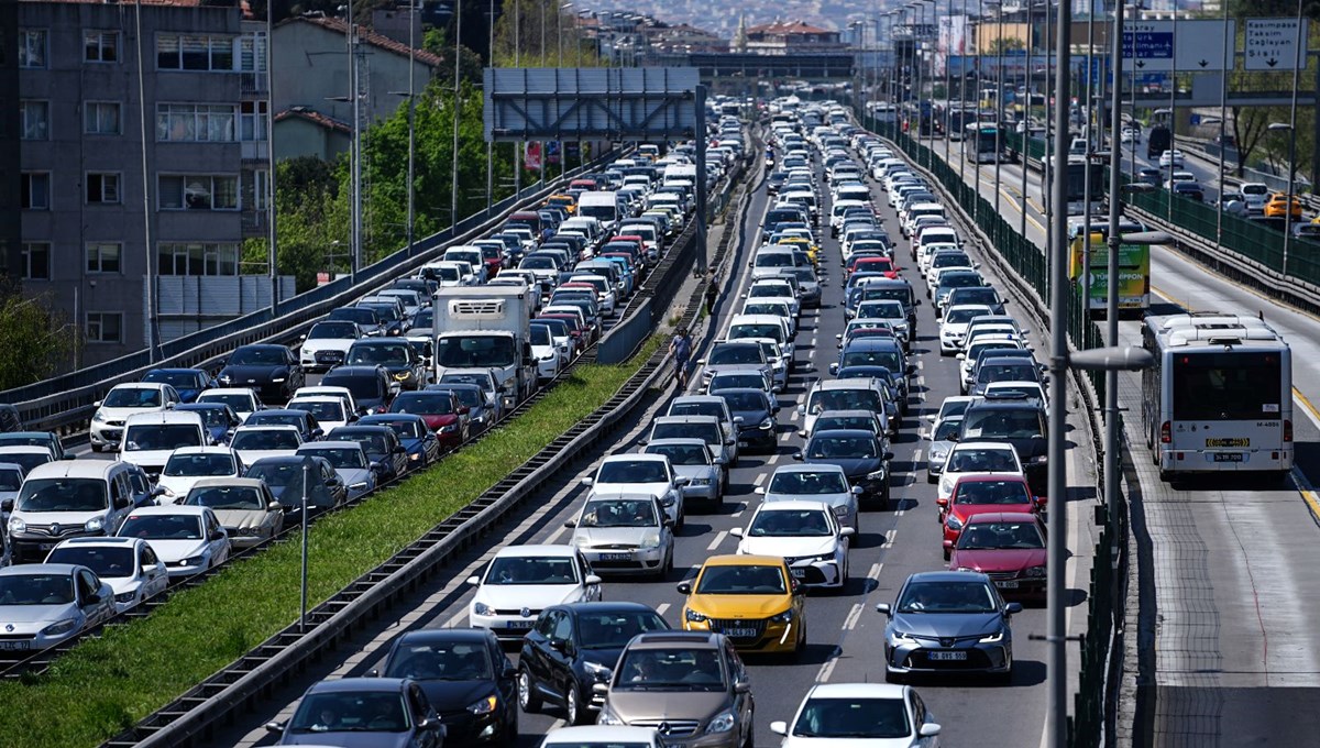 İstanbul’da bayram yoğunluğu: Trafik durma noktasına geldi, istasyonlar doldu taştı