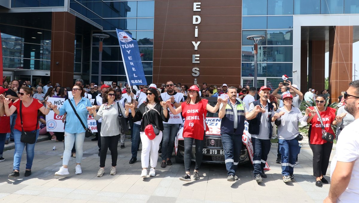 İzmir Bayraklı'da eksik maaş krizi: Belediye işçileri yolu kapattı İzmir Bayraklı'da eksik maaş krizi: Belediye işçileri yolu kapattı