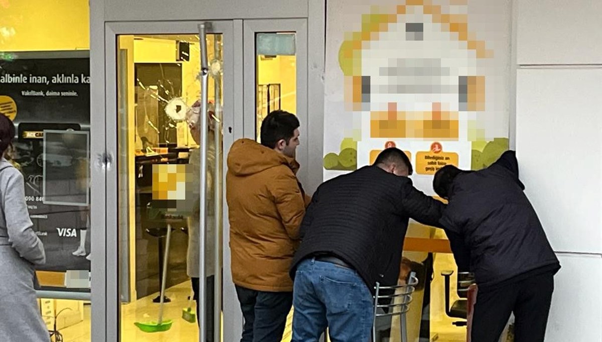 Kart verilmeyince sinirlendi, banka şubesine ateş açtı Kart verilmeyince sinirlendi, banka şubesine ateş açtı