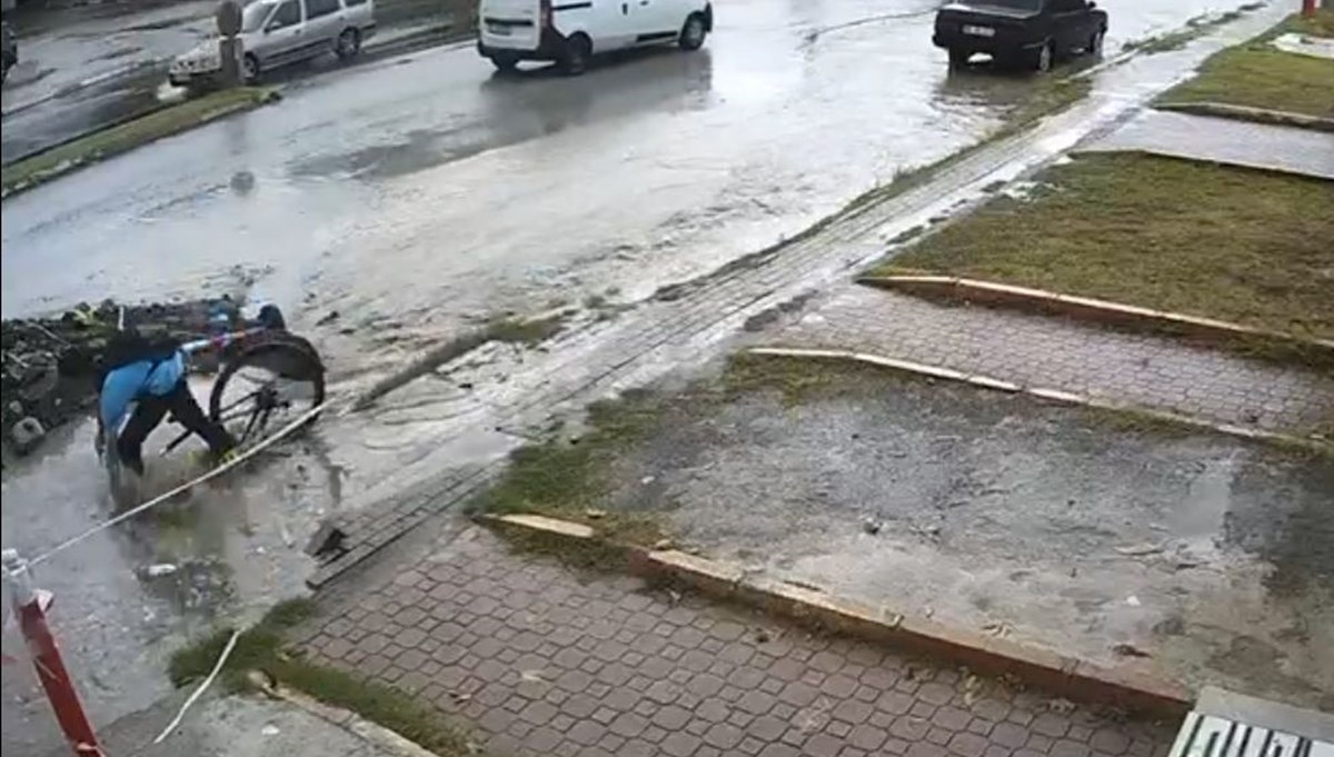 Bisikletiyle iki metrelik çukura düştü