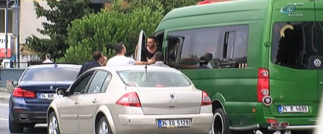 İstanbul'da yol verme kavgası kamerada NTV