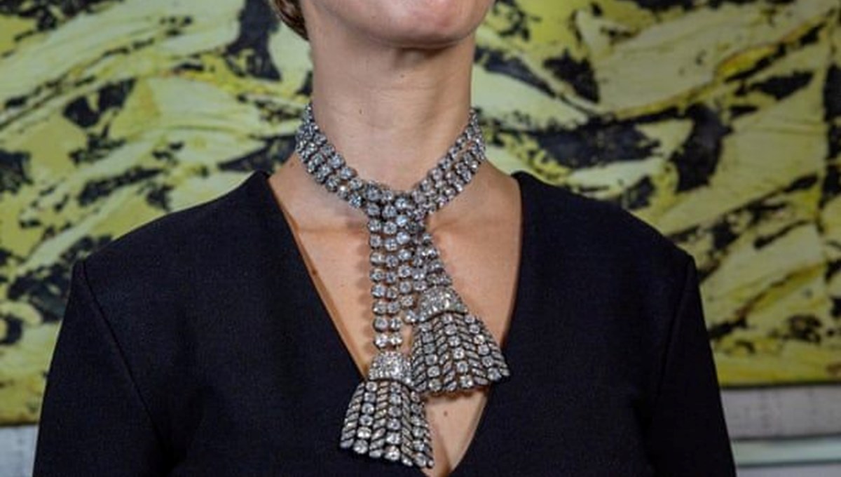 Marie Antoinet'i tahttan indirdi, II. Elizabeth'i tahta çıkardı: Gizemli kolye rekor fiyata satıldı!