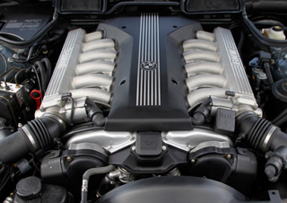 BMW 750 iL'nin 12 silindirli motoru (E38).