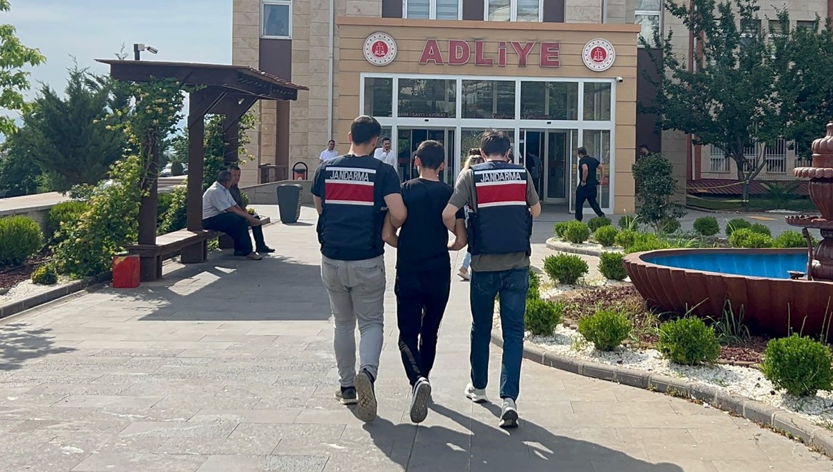 Motosikletin arkasında köpeği sürükledi Motosikletin arkasında köpeği sürükledi