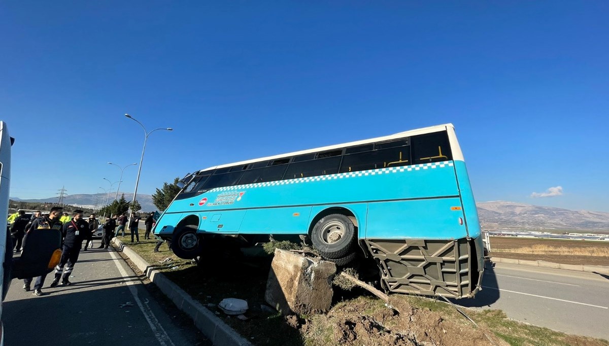 Kahramanmaraş'ta halk otobüsü devrildi: 12 yaralı Kahramanmaraş'ta halk otobüsü devrildi: 12 yaralı