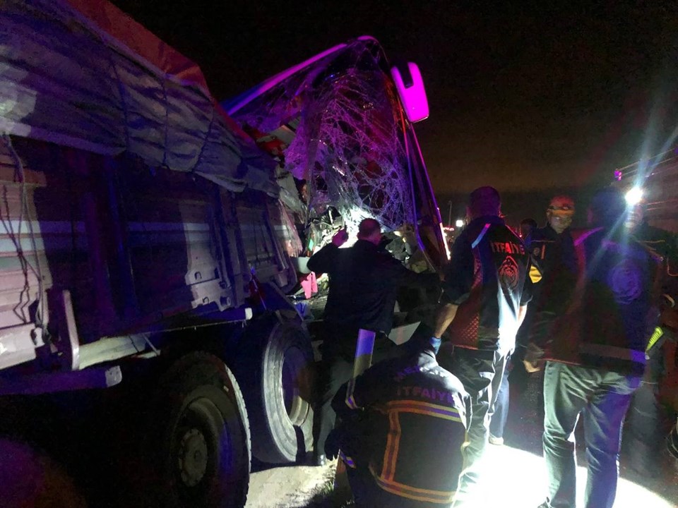 Amasya'da yolcu otobüsü ile TIR çarpıştı: 2 ölü, 20 yaralı - 1