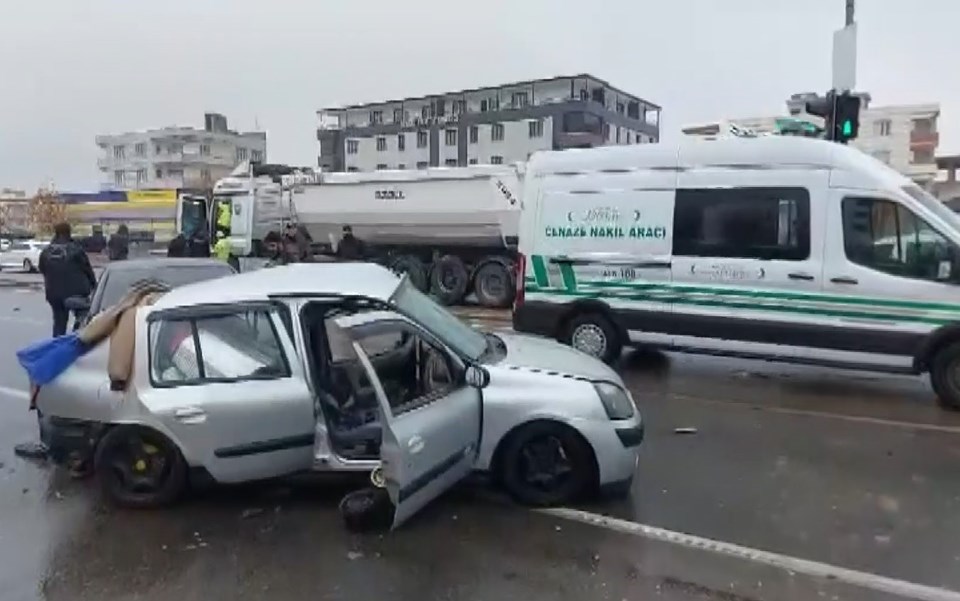 Nizip'te 3 araçlık zincirleme trafik kazası: 1 ölü, 1 yaralı - 1