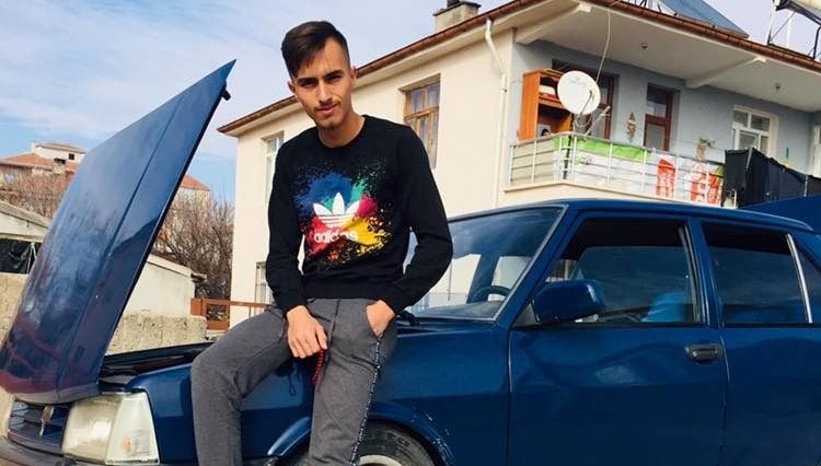 Cebindeki bıçak karnına saplandı