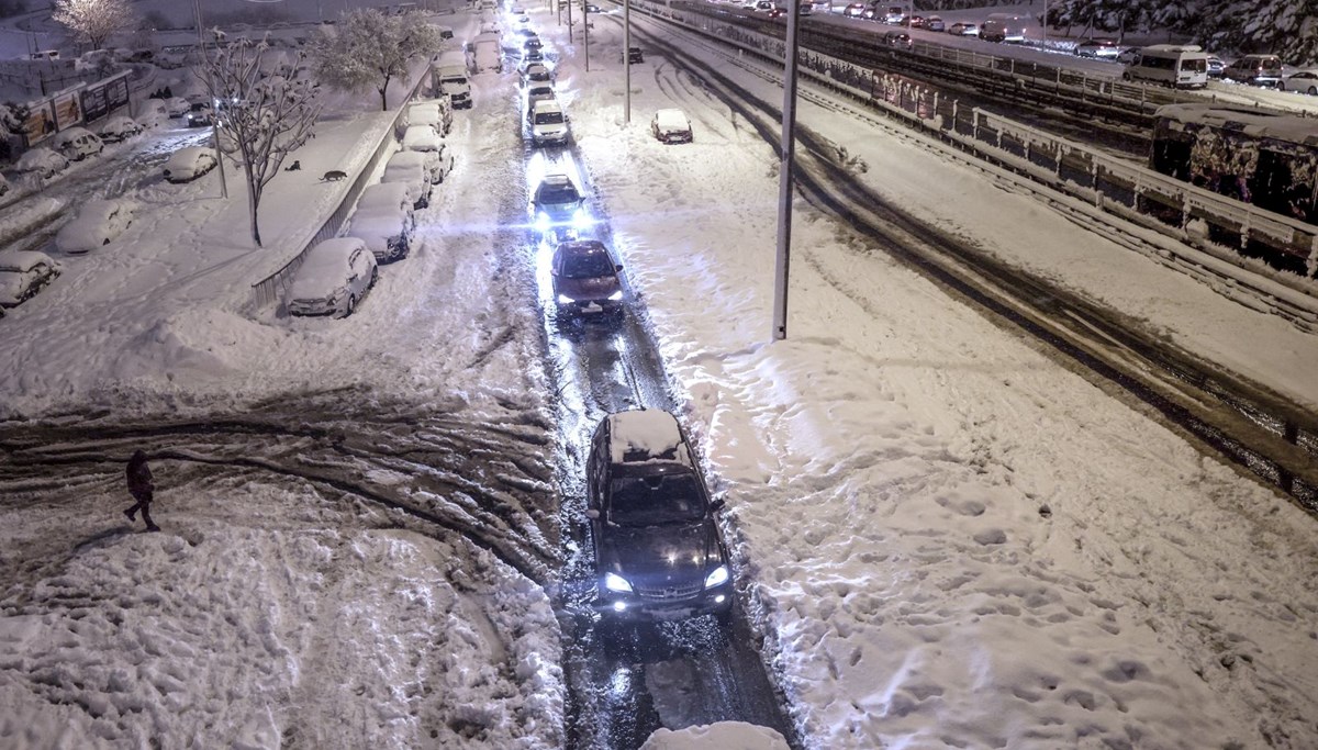 İstanbul'da araçlar yollarda mahsur kaldı