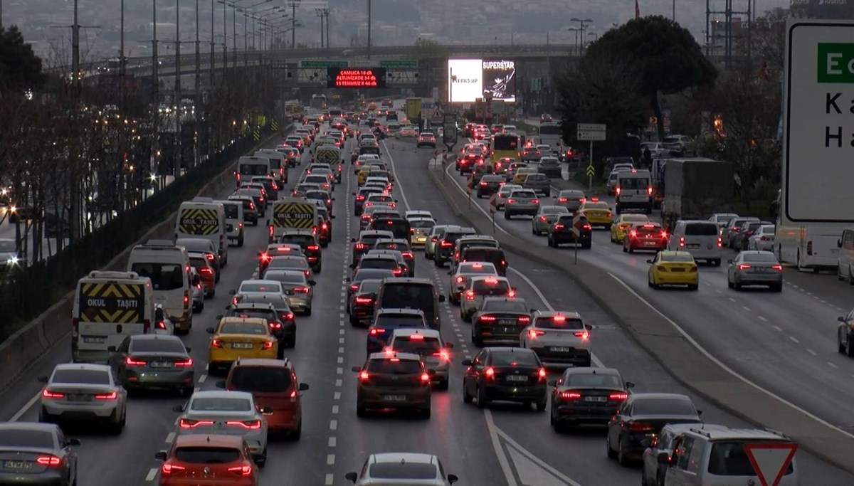 İstanbul'da yeni hafta trafikle başladı