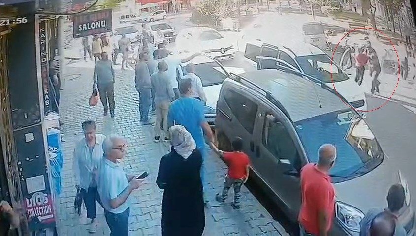 Yol kesip husumetlilerini dövdüler