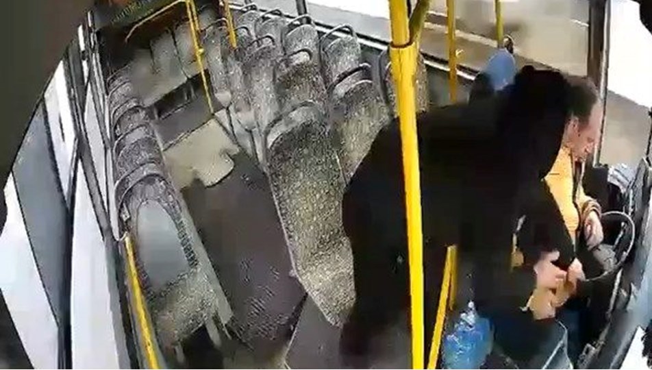 Şoförü bayılan özel halk otobüsünü yolcusu durdurdu