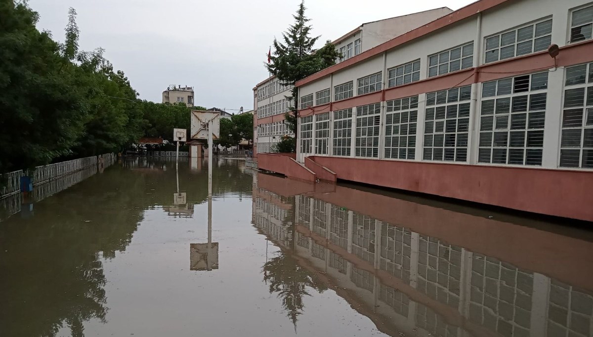 Samsun'da sağanak sele neden oldu: İki okulda eğitime ara verildi