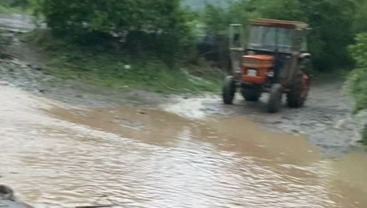 Amasya'da sağanak: Yollar göle döndü