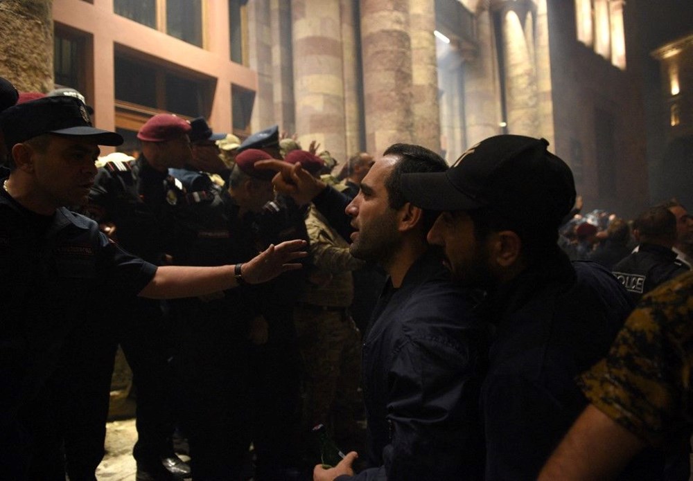 Erivan'da protestolar artıyor: Hükümet binasına girmek istediler - 9