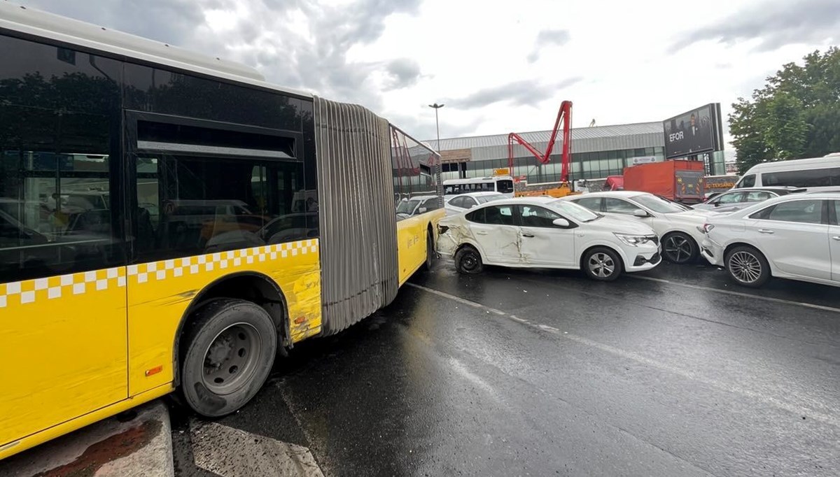 İETT otobüsü 6 araca çarptı İETT otobüsü 6 araca çarptı