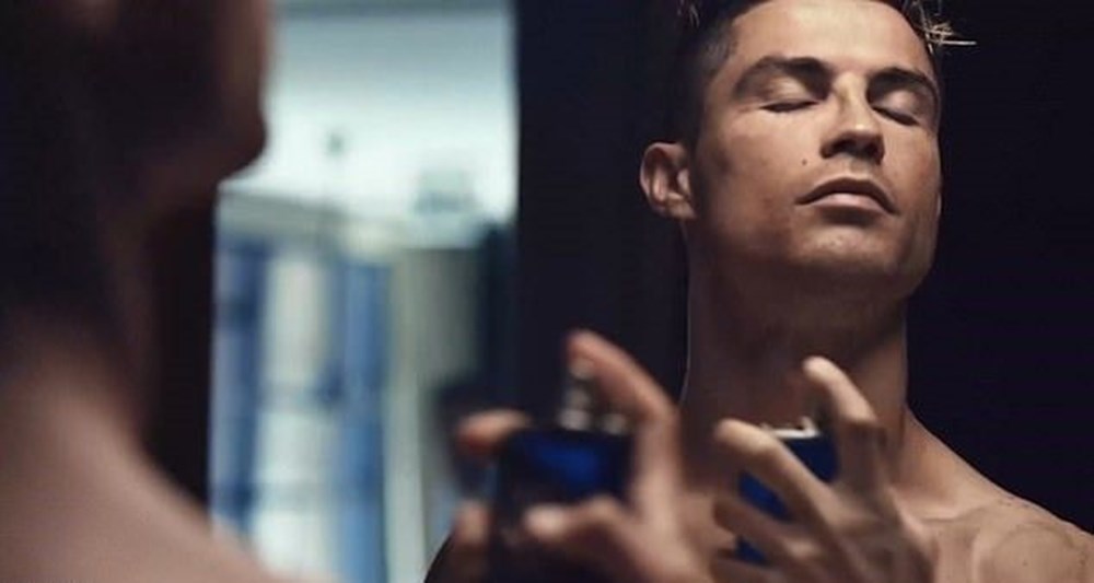 Ronaldo туалетная вода. Cristiano Ronaldo Парфюм. Криштиану Роналду Парфюм реклама. Роналду с духами. Реклама парфюма Роналдо запах.