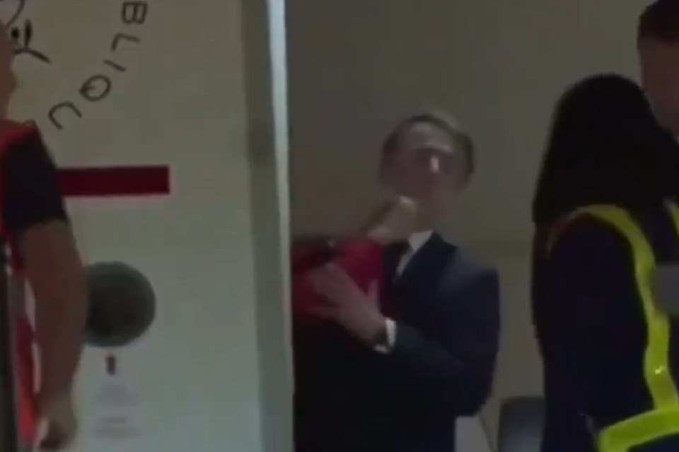 Fransa Cumhurbaşkanı Macron uçakta eşinden tokat yedi - 1