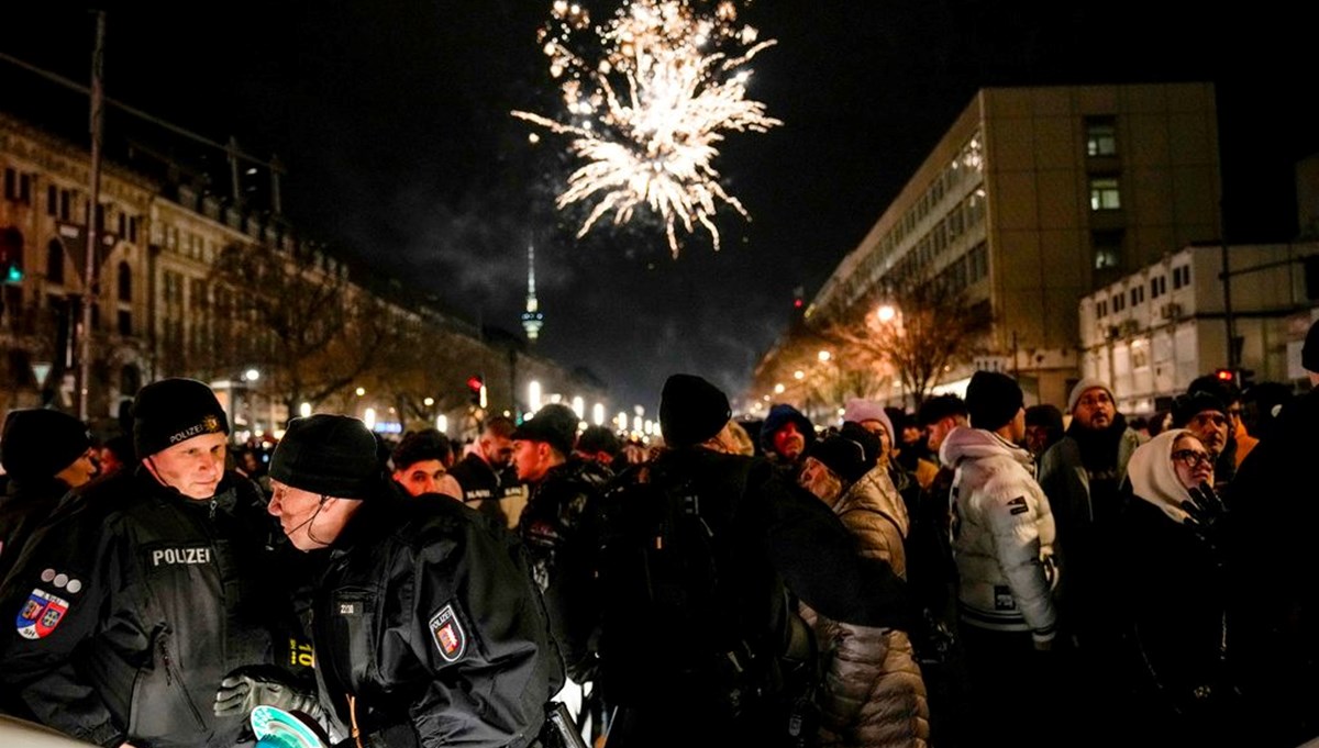 Almanya'da havai fişek terörü! En az 5 kişi hayatını kaybetti Almanya'da havai fişek terörü! En az 5 kişi hayatını kaybetti